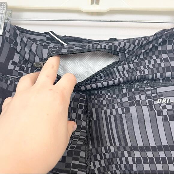 Nike Dri-Fit Athletic Cropped Leggings Woman’s size S Black and White - Picture 5 of 9